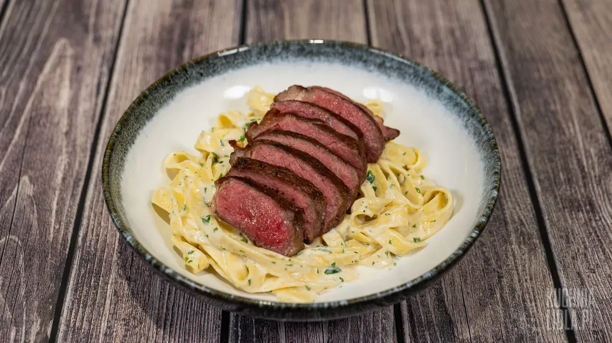 Makaron Alfredo ze stekiem wołowym